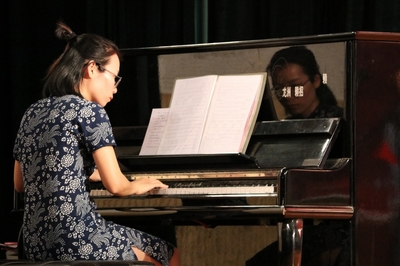 奕聪中学举办“班班有歌声”合唱比赛